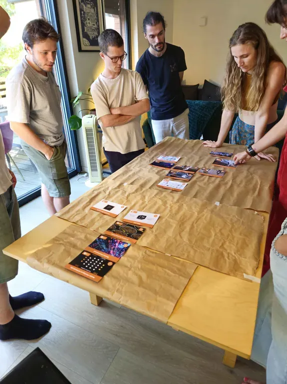 Un groupe relie les cartes entre elles.