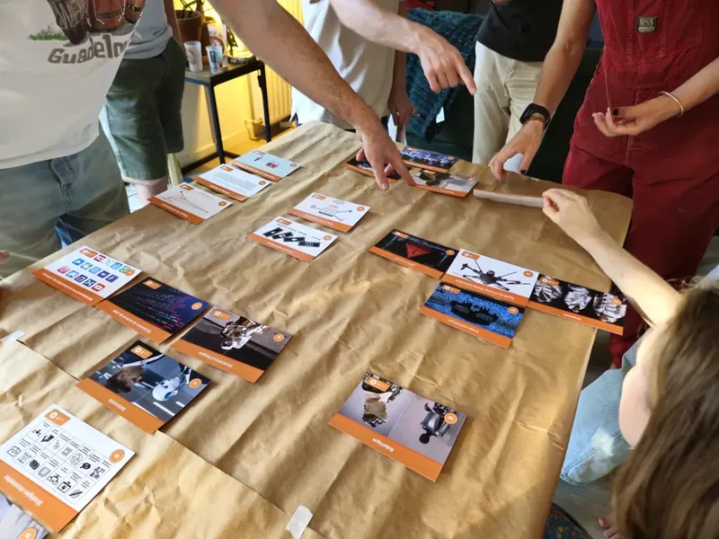 Les cartes disposées sur la table d’un atelier.